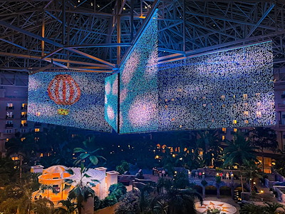 Look to the night sky as a kaleidoscope of bright lights fills the atrium in this colorful, animated light show. It's the perfect finale to an exciting day of fun at Gaylord Palms. 