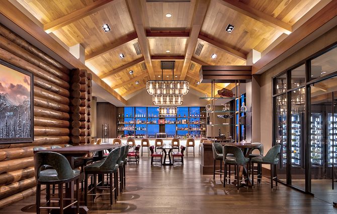 Old Hickory lounge and bar area at Gaylord Rockies