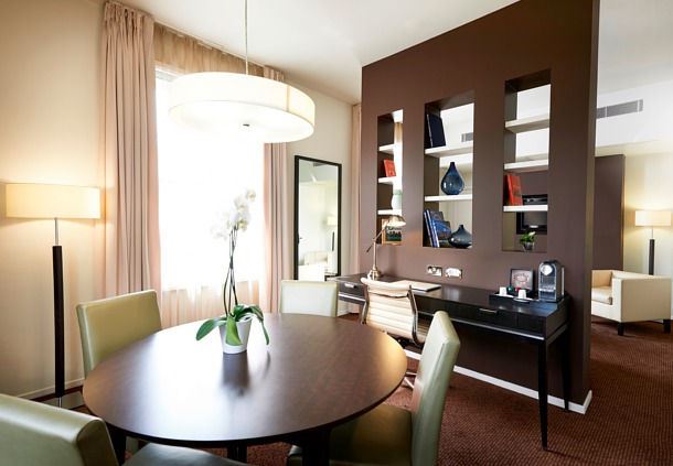 One-Bedroom Suite Dining Area 